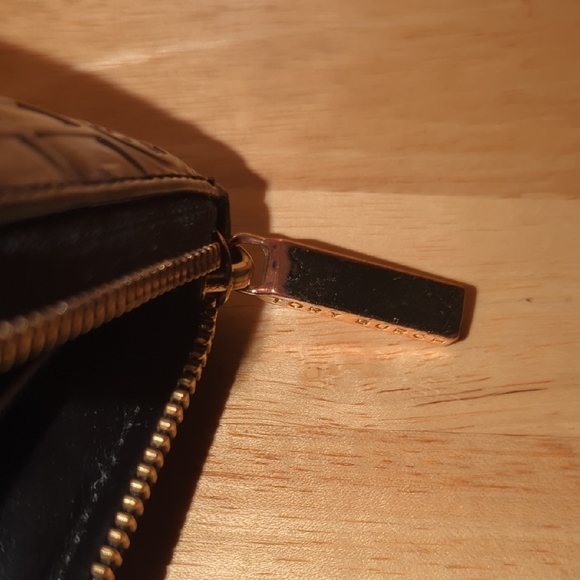 Sleek Black Tory Burch Wallet with Gold Zipper - Picture 8 of 9